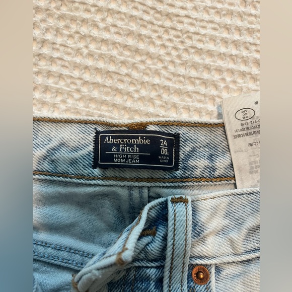 Abercombie Mom Jean - Picture 3 of 3